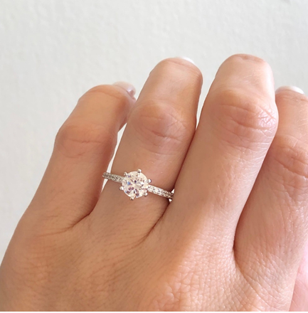 Round shape diamond engagement ring